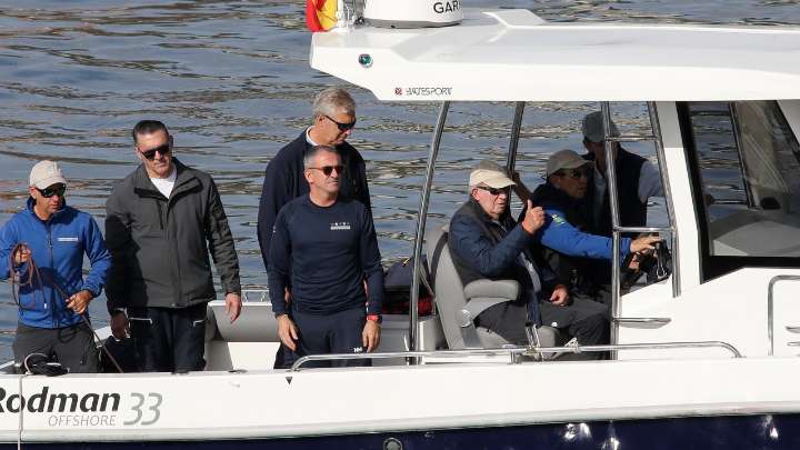 Juan Carlos I desafía el viento y navega en Sanxenxo tras la publicación de sus memorias