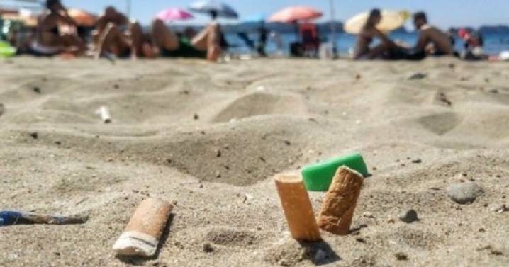 Verano 2026 sin humo: un balneario argentino aplicará multas de hasta $500.000 a quienes fumen en sus playas