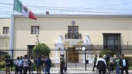 Tras rompimiento de relaciones, policía de Perú rodea Embajada de México