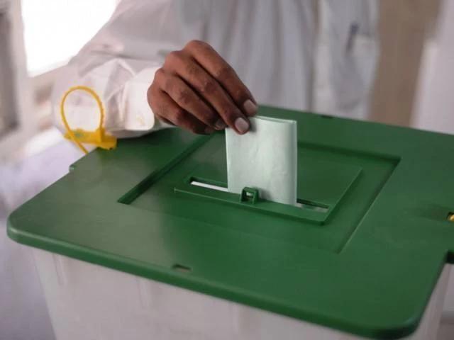 Pro-govt group leads in bar elections