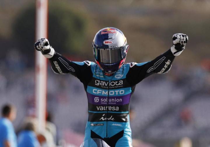 Máximo Quiles gana en Portugal y oposita al subcampeonato de Moto3