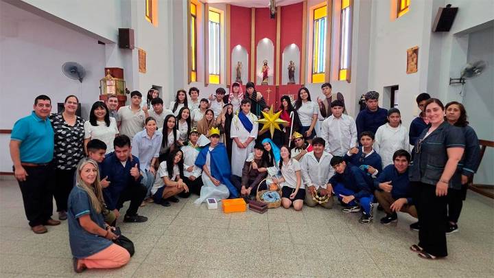 Un emotivo pesebre viviente unió a dos comunidades educativas en la Parroquia Sagrado Corazón de Jesús