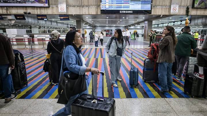 Venezuela da 48 horas a aerolíneas para reanudar vuelos o les revocará su permiso permanente