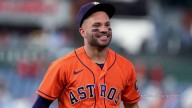 Operan a José Altuve para extraer líquido de su pie