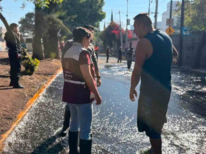 Fuga de agua inunda viviendas en Azcapotzalco; vecinos denuncian tardanza en atención
