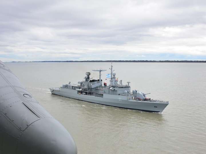 Ruidos en la Armada por el destructor que no se quedó en el Caribe con la flota "antinarco" estadounidense