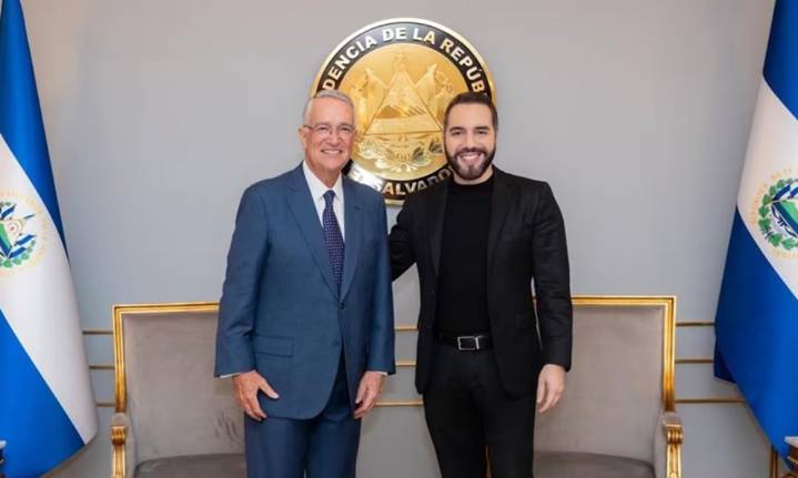 Ricardo Salinas Pliego se reúne con Nayib Bukele para discutir seguridad y justicia