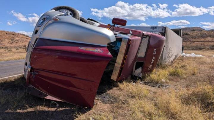 Vuelca tráiler con veladoras en curvas del Perico; conductor ileso 🎦