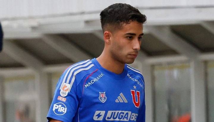 Lucas Assadi recibe duro castigo tras escupir a hinchas en Clásico Universitario