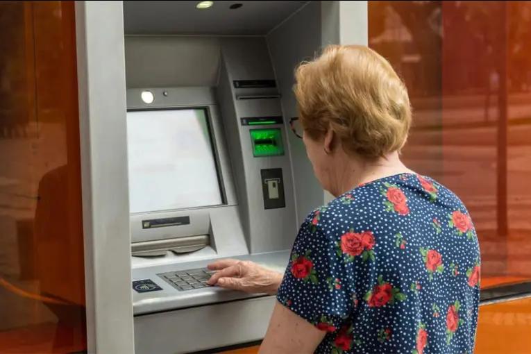 En el Presupuesto 2026 los jubilados mantendrían aumentos por inflación: qué pasaría con el bono