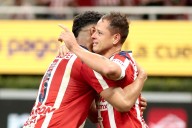 ‘Chicharito’ y ‘La Hormiga’ González le dan a Chivas pase directo a liguilla