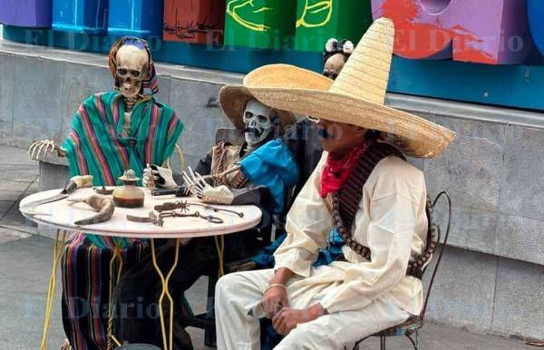 Hacen performance revolucionario para tomarse fotos