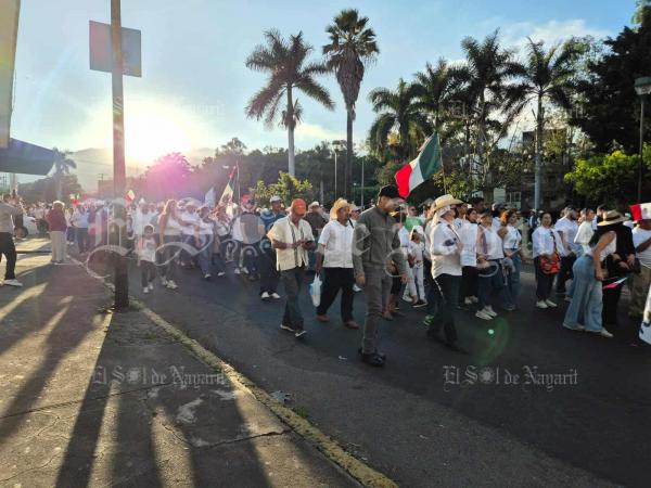 Se manifiestan en Tepic para exigir justicia tras el asesinato de Carlos Manzo