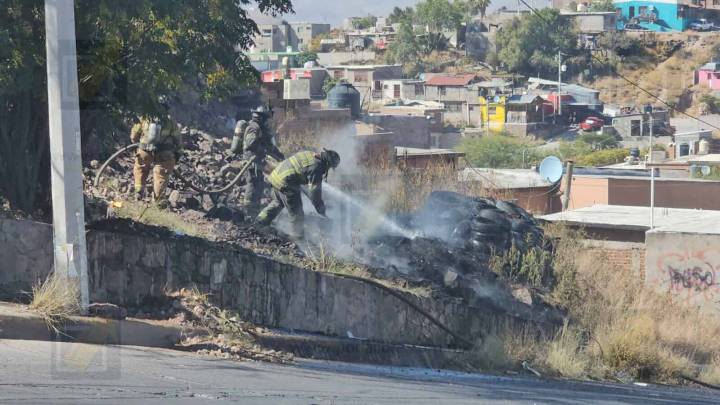 Evacuan a vecinos por incendio en lote de llantas en el Cerro de la Cruz