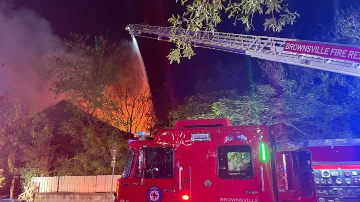 Bomberos combaten incendio en edificio de Brownsville