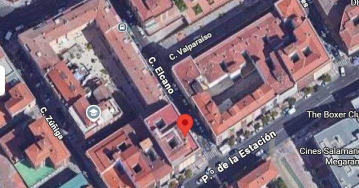 Un socavón en la calle Elcano obliga a cortarla al tráfico