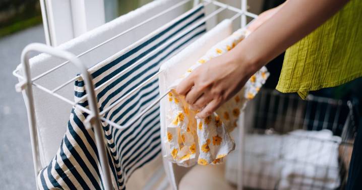 How to dry clothes quickly indoors with simple 2