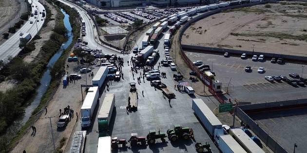 Bloqueos continúan tras seis horas de diálogo entre transportistas y autoridades