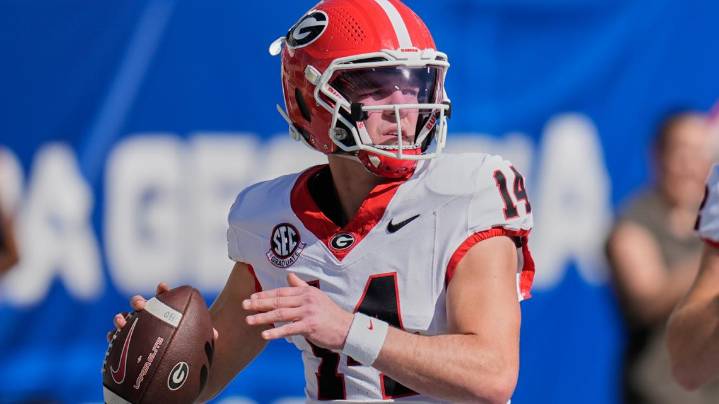 Georgia stays put, Georgia Tech tumbles in latest AP top