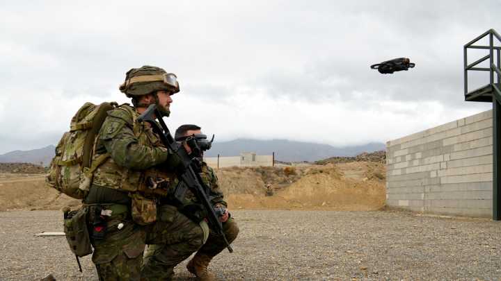 El Ejército forma sus enjambres de drones