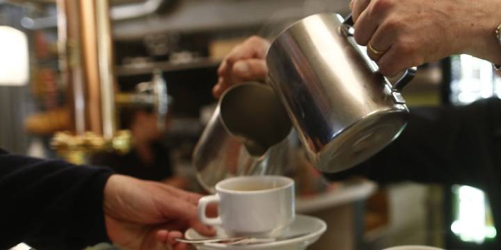 Un experto explica por qué con la edad soportas menos la cafeína: a partir de los 40 puede tener efectos secundarios