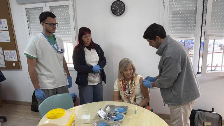 Caravaca acerca la vacunación a la población con una campaña itinerante y refuerzos en el Centro de Salud