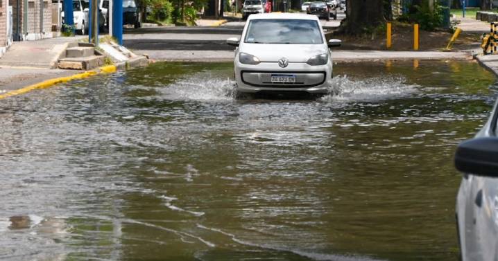 En fotos | Calles inundadas y un llamado de emergencia, cómo se vivió el temporal de lluvia y granizo en Río Negro