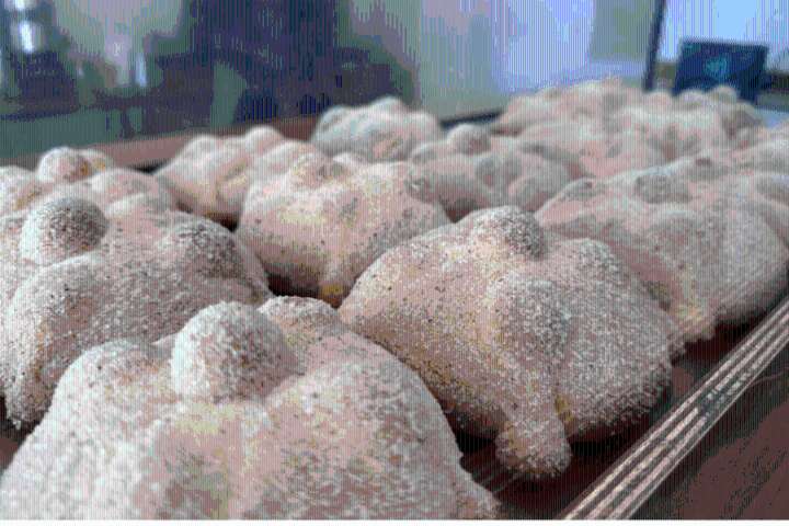 Descubre la receta del éxito del pan de muerto del restaurante Deluxe