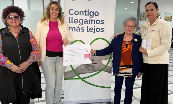 El Centro de Salud San Diego dona la recaudación de sus pulseras solidarias a la AECC de Lorca