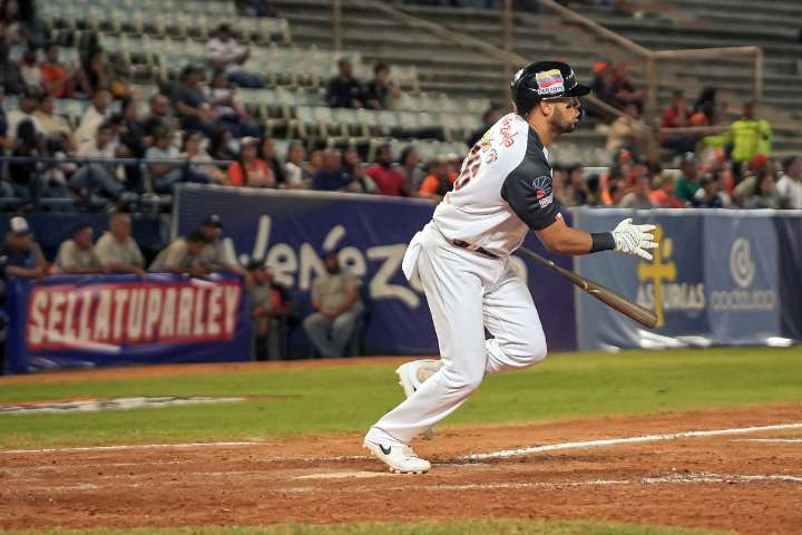 Águilas dominó el duelo por la disputa del primer lugar contra Bravos