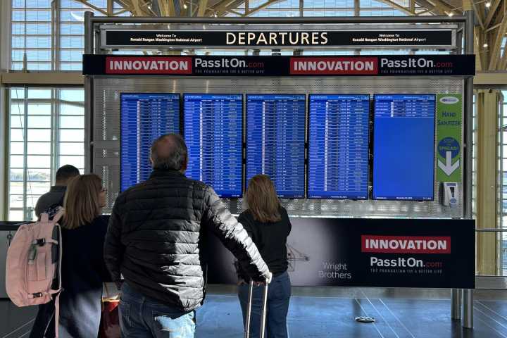 Aeropuertos en EEUU reportan retrasos a un día de la reducción del 10 % en actividad aérea