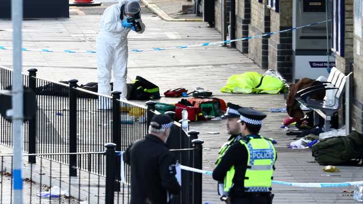 Un ataque con cuchillo en un tren de Londres dejó 10 heridos y dos detenidos