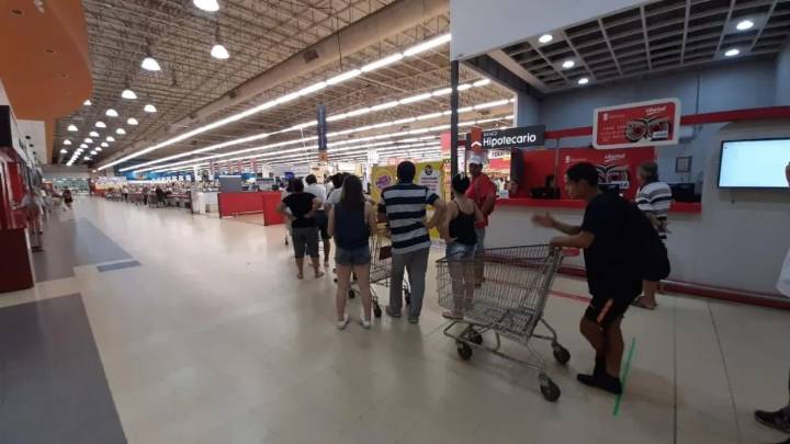 Comercios en crisis por caída de consumo: el Hipermercado Libertad se achica y encara retiros voluntarios