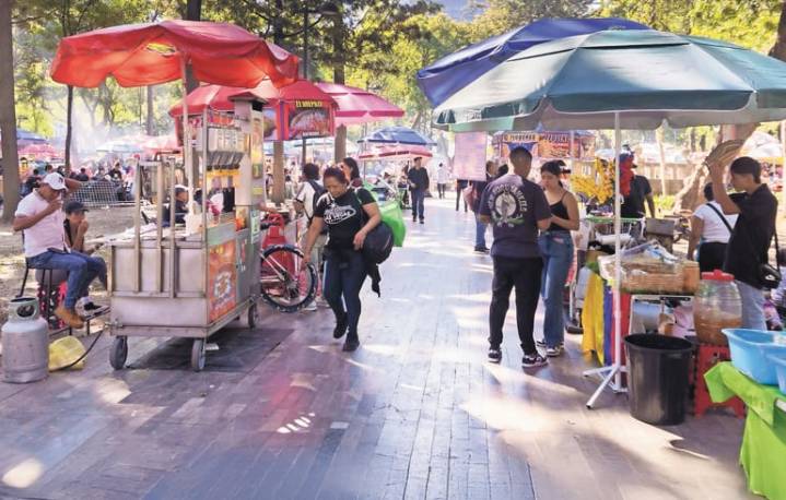 ¿Alameda Central o mercado gigante? Turistas sufren por exceso de vendedores ambulantes