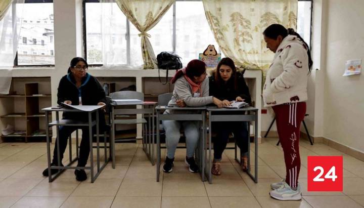 Ecuador vota hoy referéndum por la redacción de una nueva Constitución