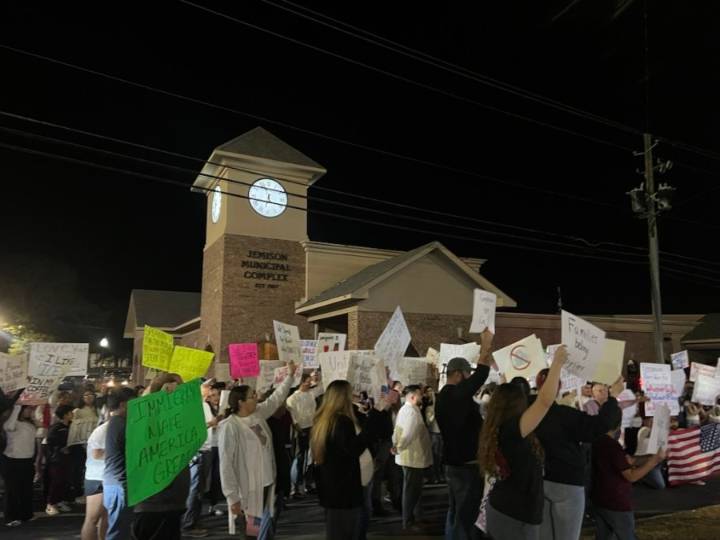 Protesters rally in Jemison after ICE sets up checkpoints, uses city auditorium
