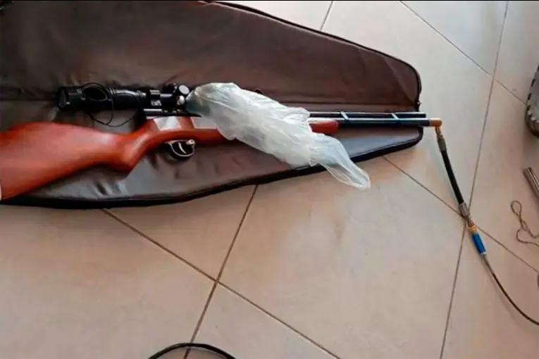 Un hombre murió mientras manipulaba un rifle de aire comprimido