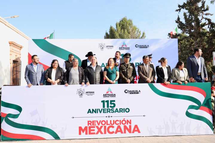Arteaga conmemora el 115 Aniversario de la Revolución con desfile y guardia de honor