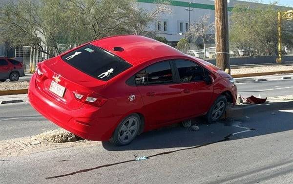 Mujer descuida el volante y acaba arriba del camellón en el bulevar Zaragoza