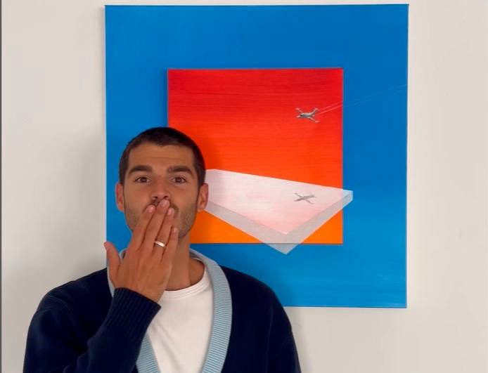 Álvaro Mel le regala uno de sus cuadros a John Travolta