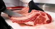 Trump acusa a empacadoras de carne extranjeras de inflar precios en EEUU y pide investigación