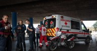 Resulta lesionado auxiliar vial tras caer de motocicleta en Zona Centro