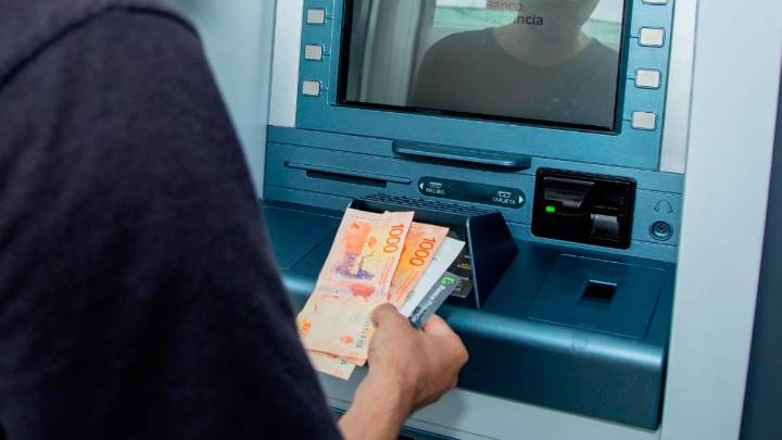 “Ladrón”, la respuesta de Milei al economista que propuso un impuesto al efectivo