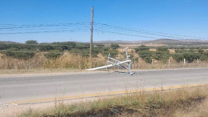 Poste cae en la carretera Parral-Santa Bárbara tras presunto choque fuga