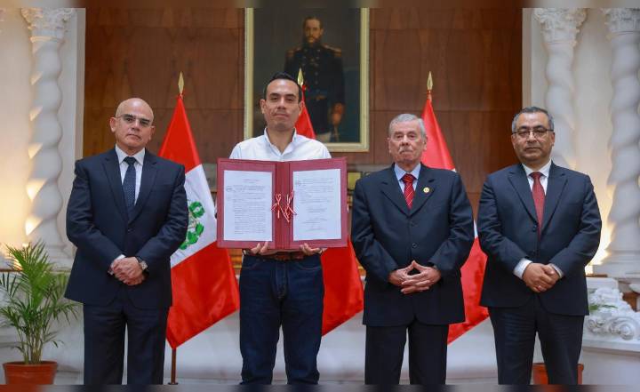 Gobierno promulga ley contra extorsión en medio de tensiones por paro de transportistas