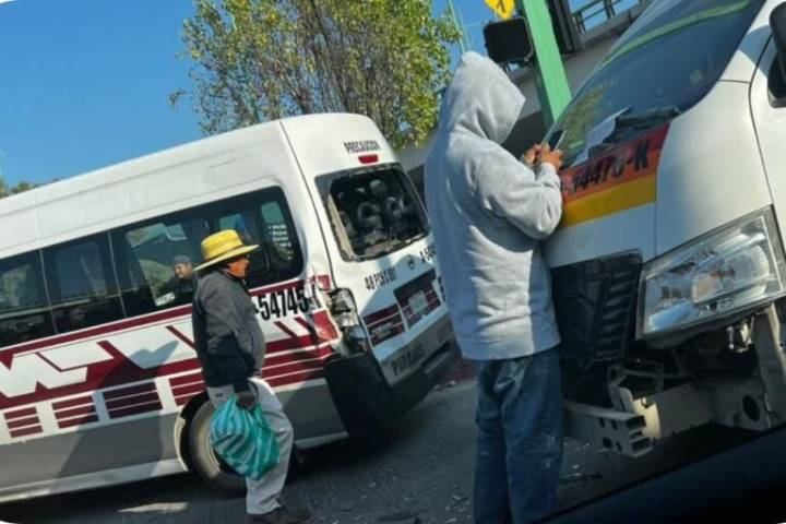 En Pachuca, choque entre combis en el bulevar Colosio provoca movilización