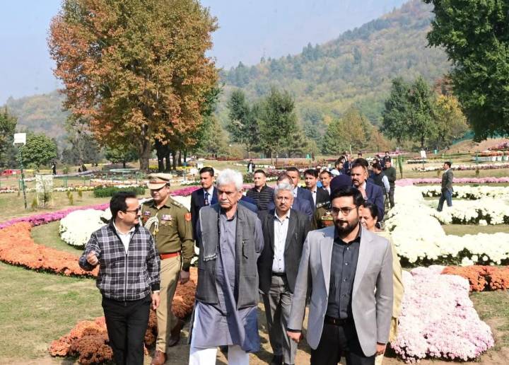 LG Sinha Visits J&K’s First Chrysanthemum Theme Garden