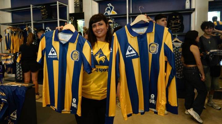 Fiebre canalla para comprar la camiseta que rememora la obtención de la Copa Conmebol