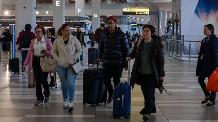 Thanksgiving holiday travel: What you need to know if you're flying, driving or taking the LIRR