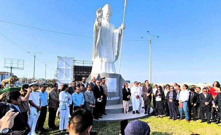 Develan monumental estatua del papa León XIV en Chiclayo: ceremonia congregó a miles de fieles